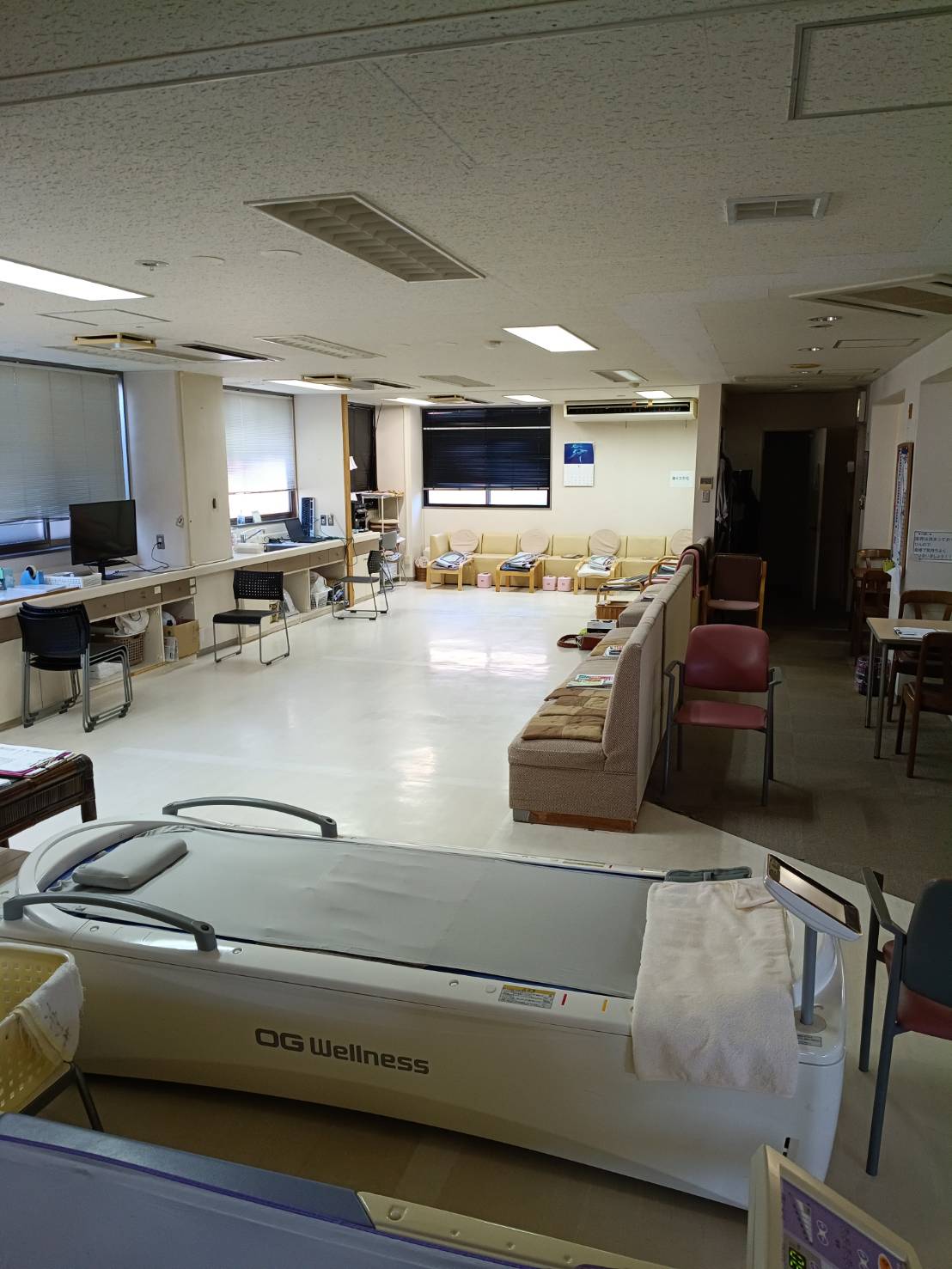 椅子を備えた二口店の広いフロア