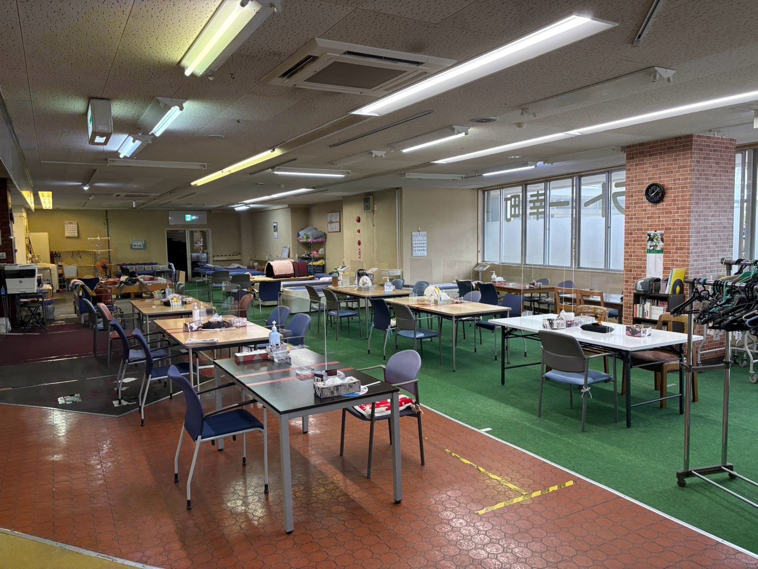 1階のテーブルと運動スペース