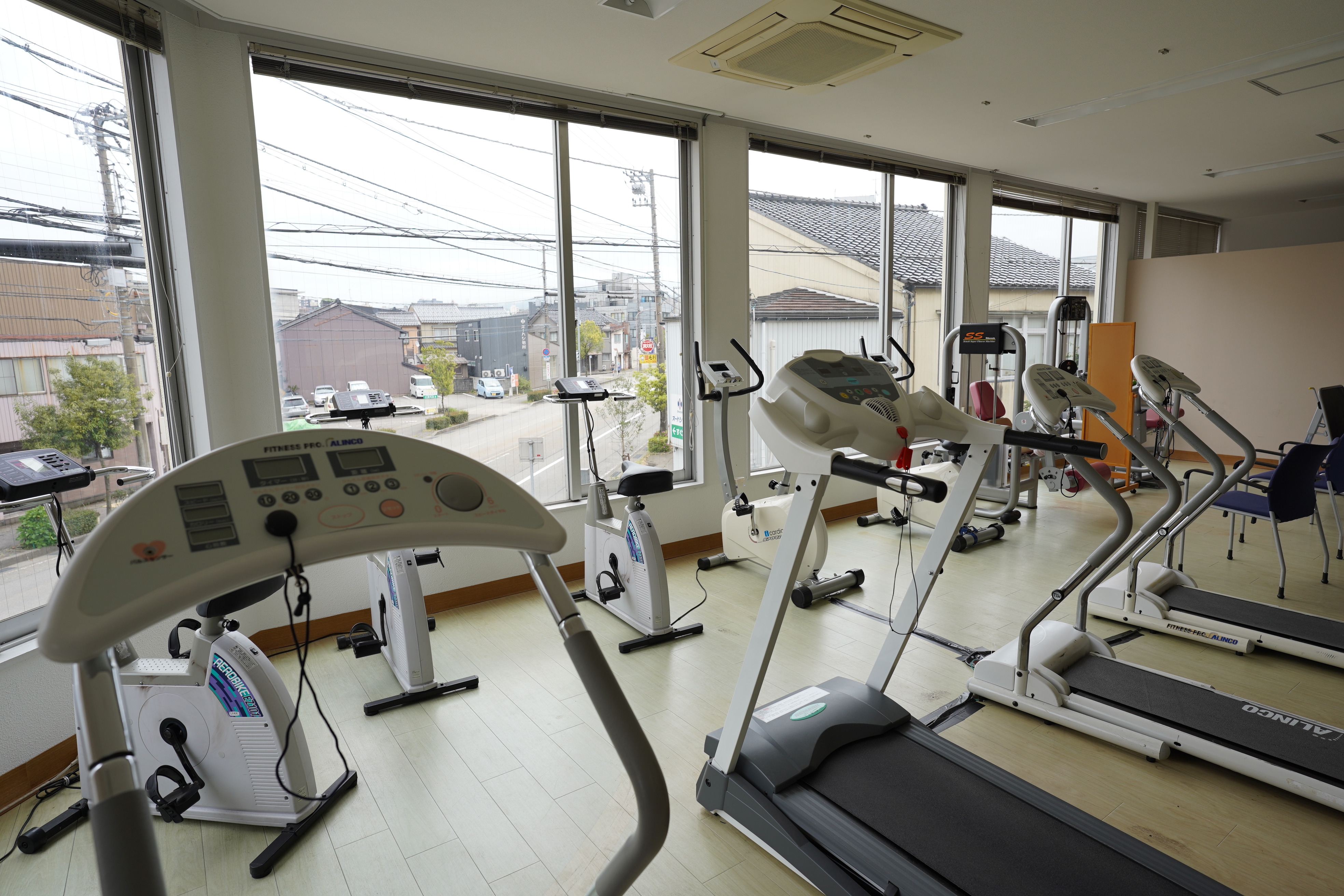 2階のルームランナーとエアロバイク
