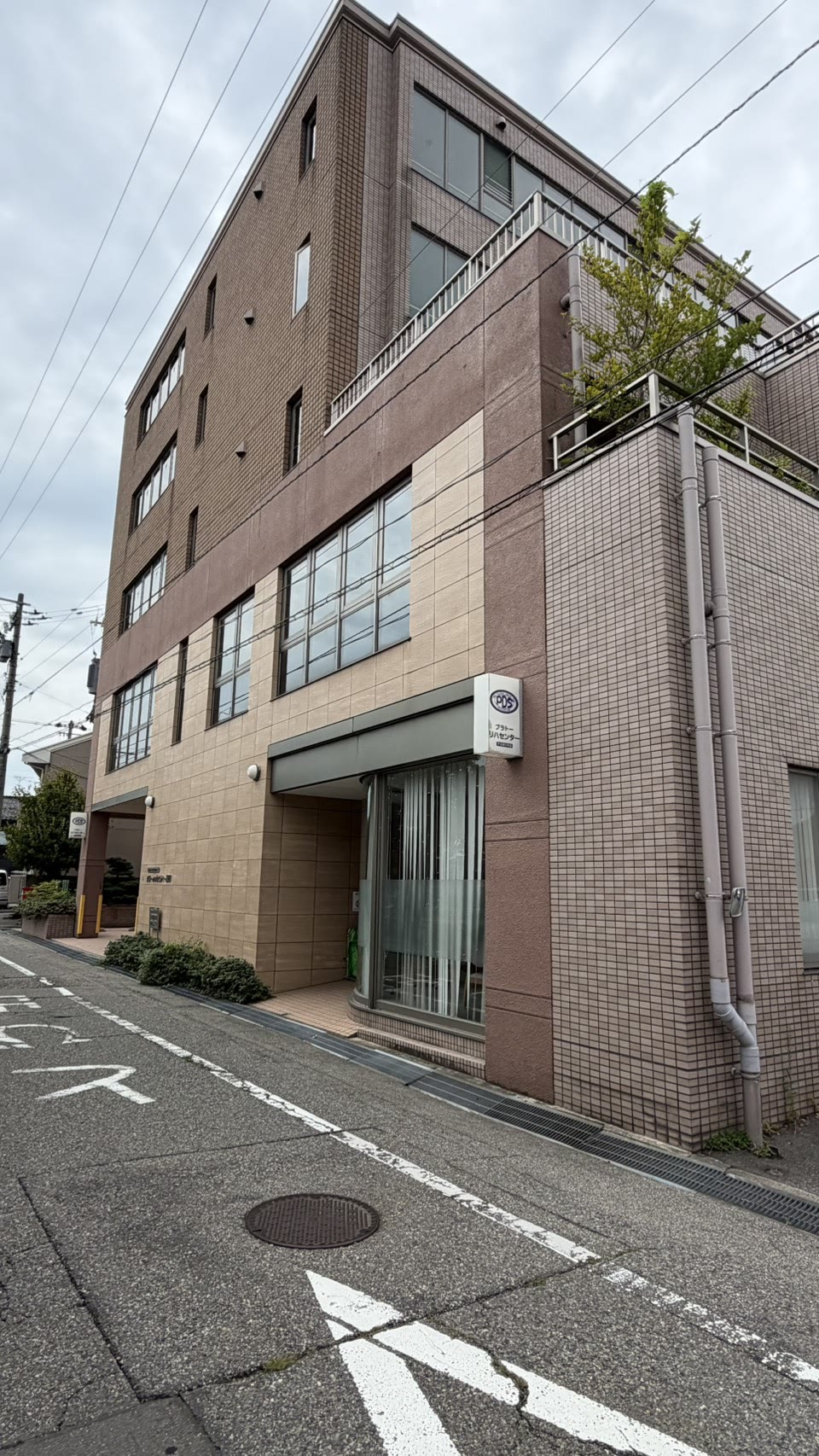 プラトーリハセンター千日町5号店が入る建物の外観